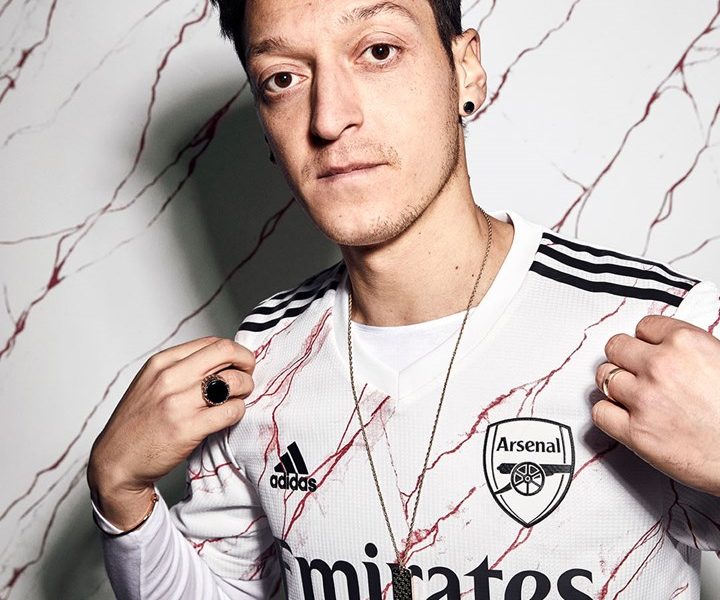 Un maillot third bleu marine en polyester recyclé pour Arsenal
