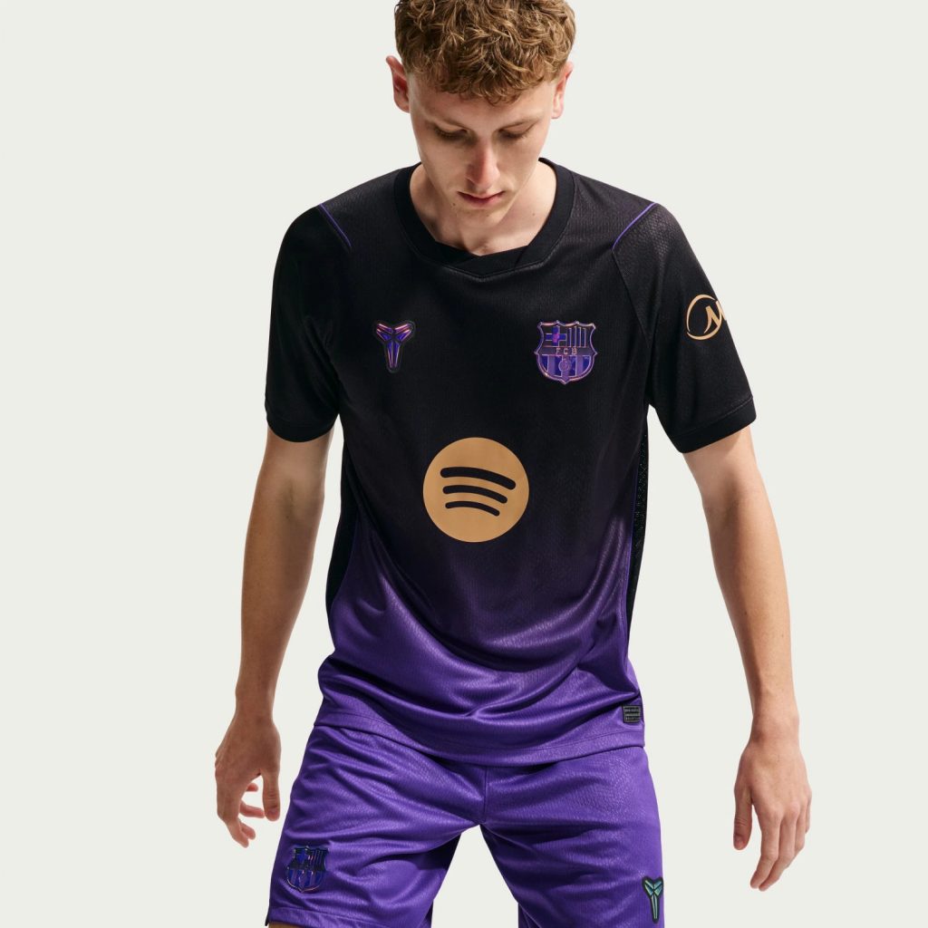 Maillot extérieur Barça 2026/27 Nike x Kobe Bryant porté avec le short violet