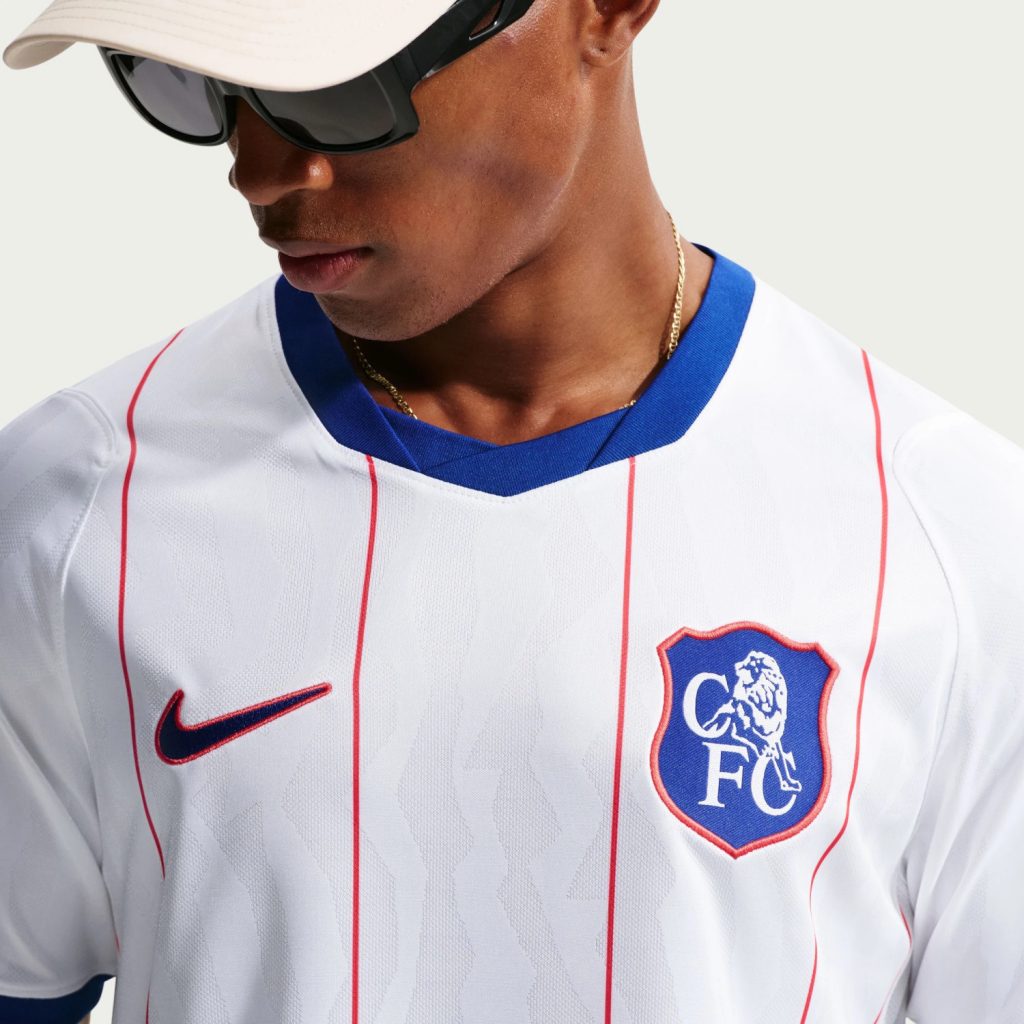 Écusson rétro et rayures rouges du maillot third Chelsea 2026/27 porté