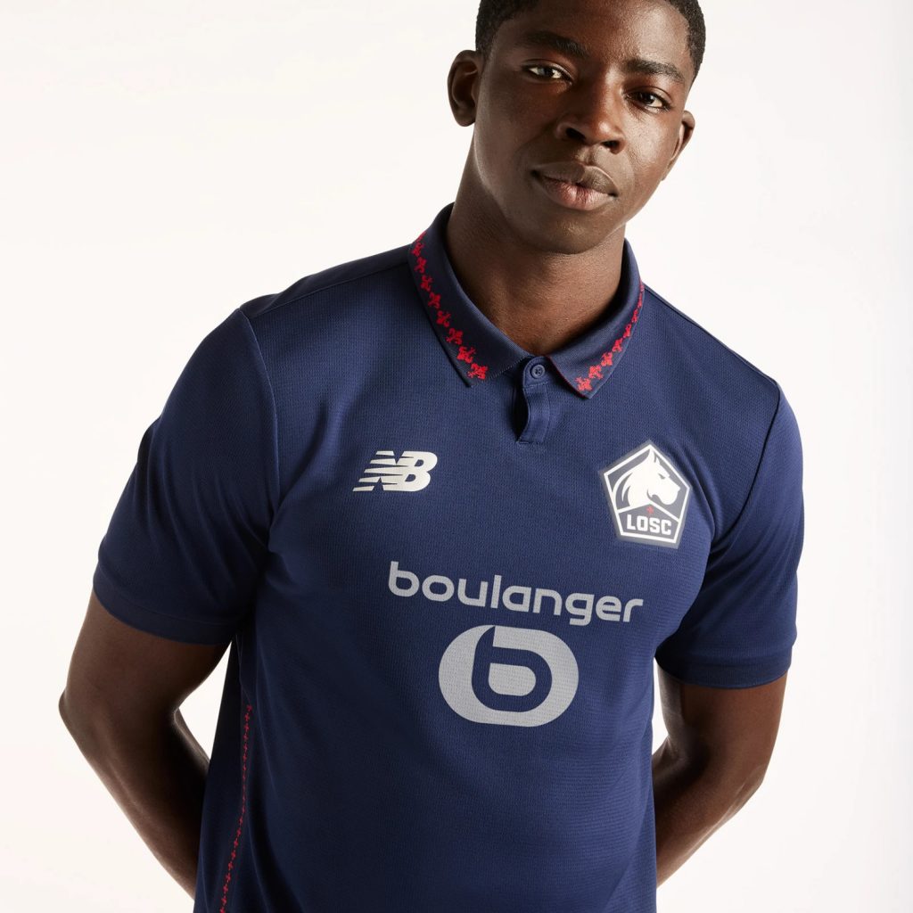 Maillot LOSC third 2026/27 New Balance bleu nuit, fleurs de lys rouges sur l'encolure boutonnée