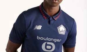 Maillot LOSC third 2026/27 New Balance bleu nuit, fleurs de lys rouges sur l'encolure boutonnée